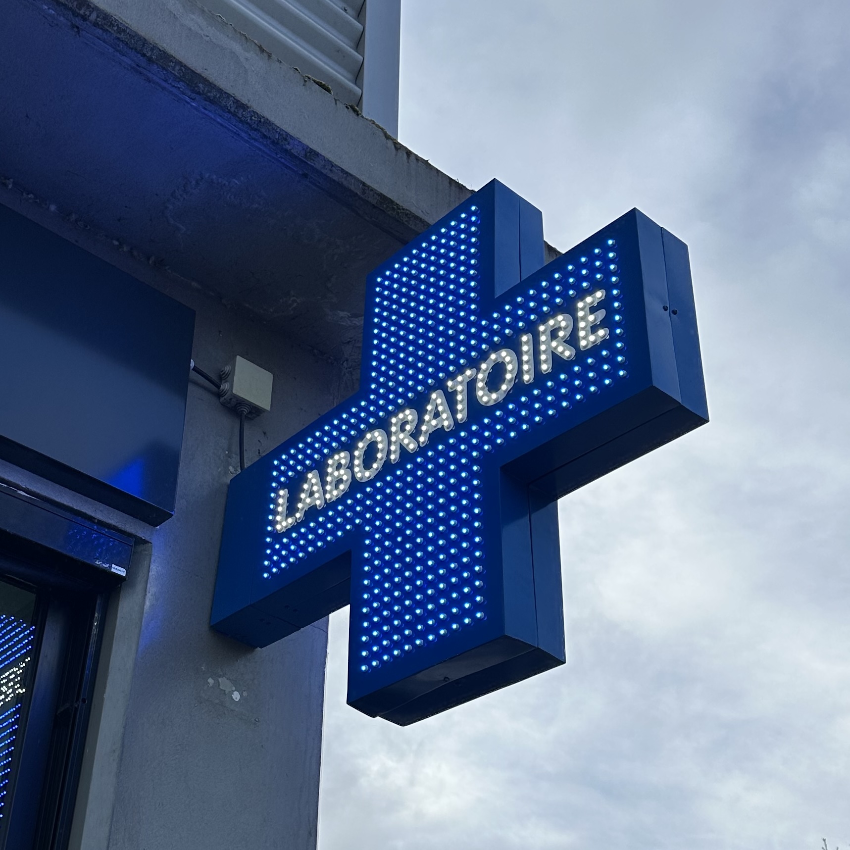 ENSEIGNE LUMINEUSE-LABORATOIRE-YUTZ